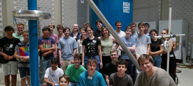 Besuch in der Hochspannungshalle des Department Elektrotechnik